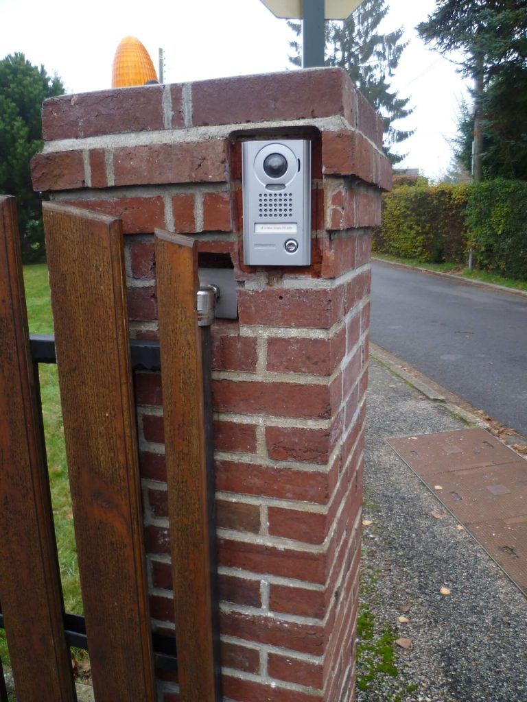 Platine rue saillie d'interphone vidéo